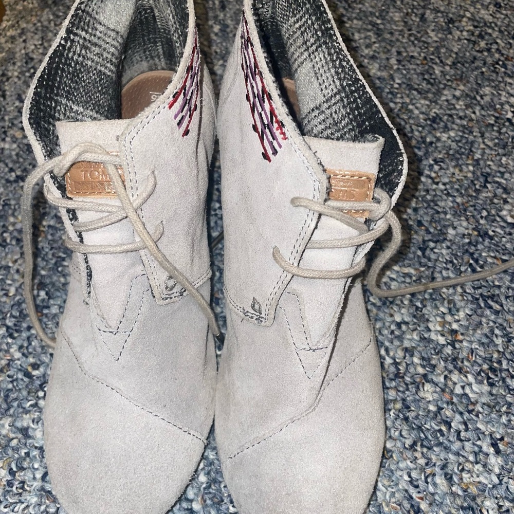 Tom Shoes Women’s Size 7.5 Bootie Wedge Lace Up South Western Gray Suede
